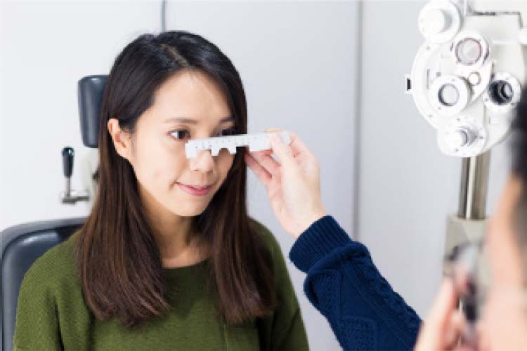 熊本・宇土のキクチめがね宇土シティモール店の認定眼鏡士の視力測定メージ